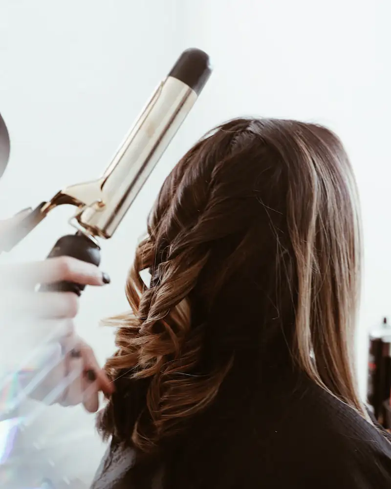 Cabelo sendo modelado com babyliss