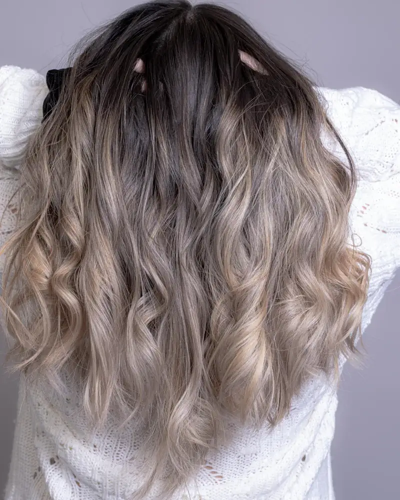 Cabelo longo com mechas loiras em ondas