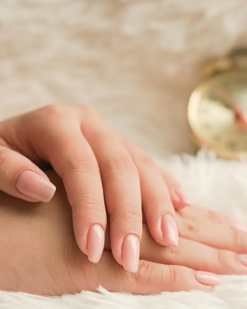Mãos com unhas em tom nude